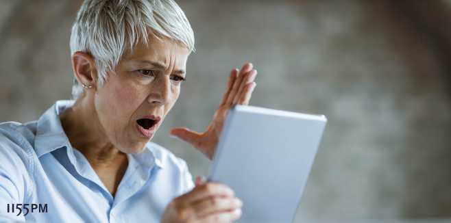  Quelle: istockphoto.com; Urheber: skynesher, Bild: Frustrierte Seniorin beim Lesen einer E-Mail auf dem Touchpad im B&uuml;ro