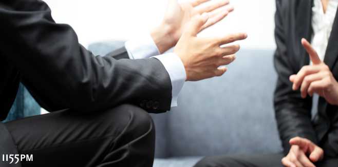 Commercial, Claims, Contract Management Advisory for industrial projects. Transnational and local. Always with evidenced value.  Quelle: istockphoto.com; Urheber: kickimages; Bild:; Hand gesture of a businesswoman and businessman in meeting.