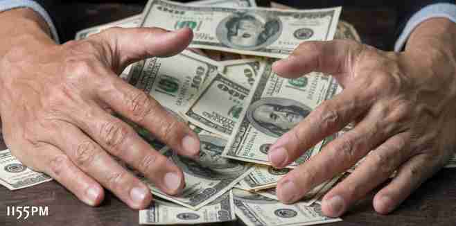 Quelle: istockphoto.xom; Urheber: cherrybeans; Bild: Man hands sweeping money,business concept. Nutzungsrechte erworben durch 1155PM consultants GmbH